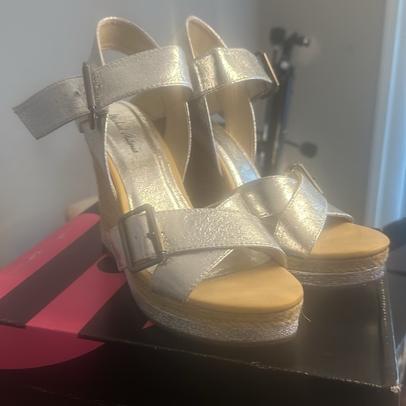 Michael Antonio Women's "Gladwinn" Silver Double Buckle Strappy Wedge Size 10M - Picture 3 of 4
